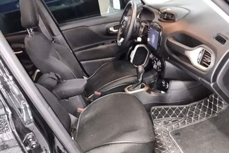 Used Jeep Renegade 2018 Connected Large Screen Version 180T Automatic High-Energy Edition Right Front Seat
