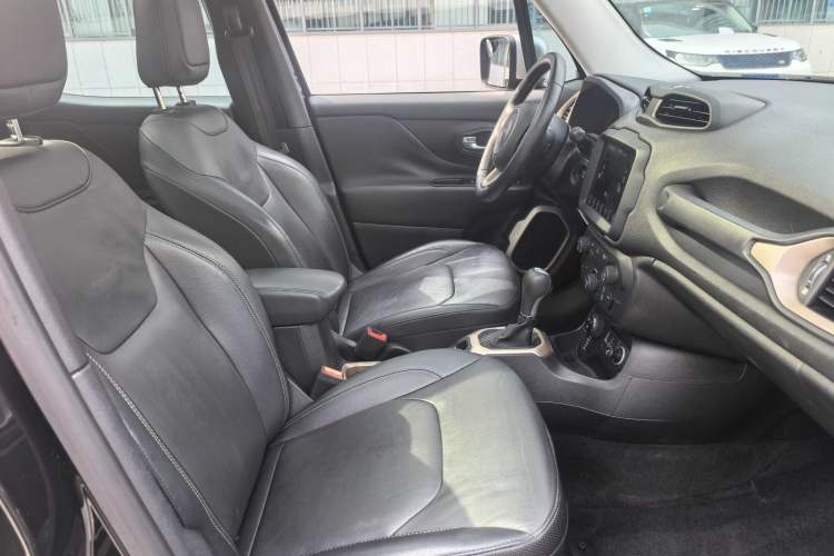 Used Jeep Renegade 2018 Connected Large Screen Version 180TS Automatic Four-Wheel Drive All-Terrain Version Right Front Seat