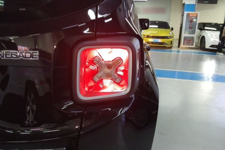 Used Jeep Renegade 2018 Connected Large Screen Version 180TS Automatic Four-Wheel Drive All-Terrain Version Right Rear Taillight