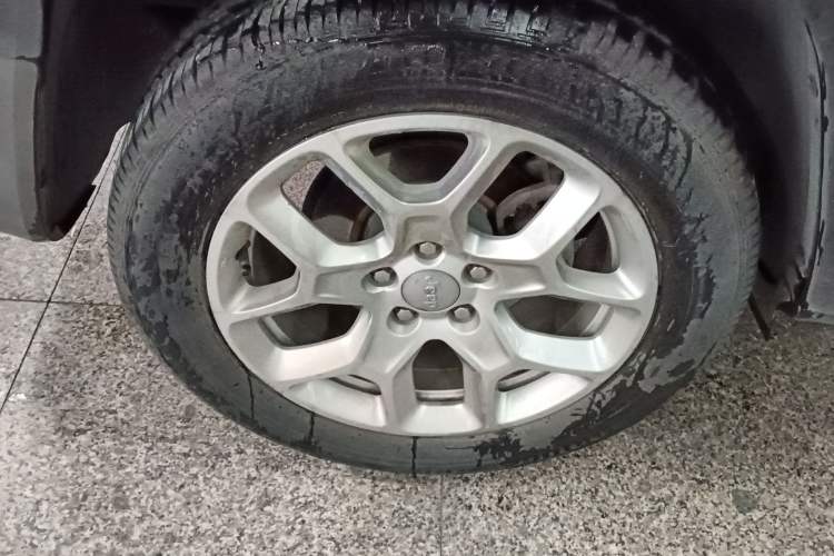 Used Jeep Renegade 2018 Connected Large Screen Version 180T Automatic High-Energy Edition Right Rear Wheel Hub