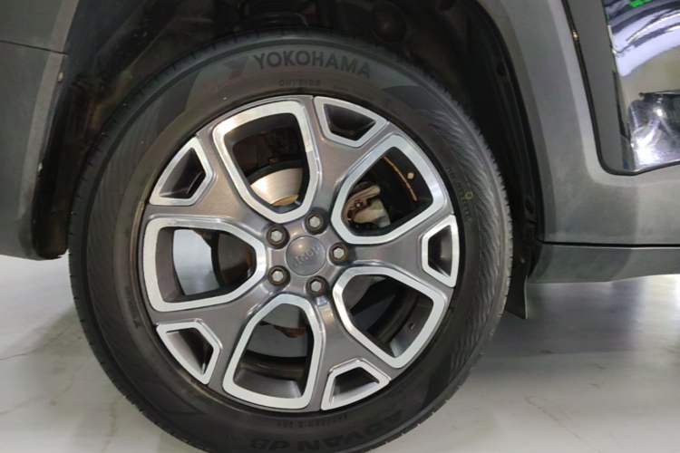 Used Jeep Renegade 2018 Connected Large Screen Version 180TS Automatic Four-Wheel Drive All-Terrain Version Right Rear Wheel Hub