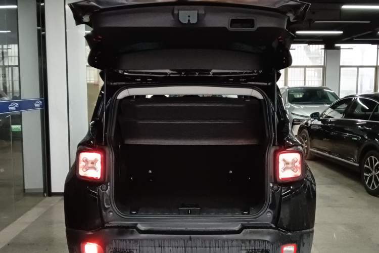 Used Jeep Renegade 2018 Connected Large Screen Version 180T Automatic High-Energy Edition Trunk
