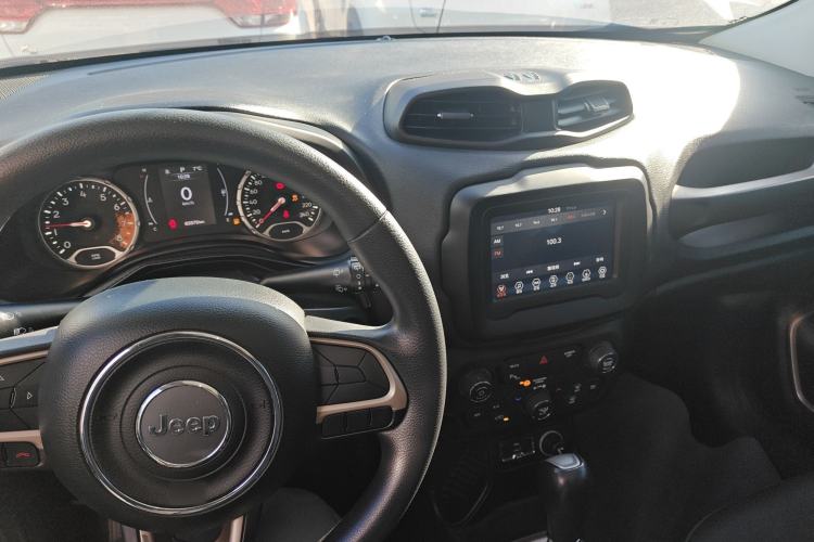 Used Jeep Renegade 2018 Connected Large Screen Version 180T Automatic High-Energy Edition Center Console