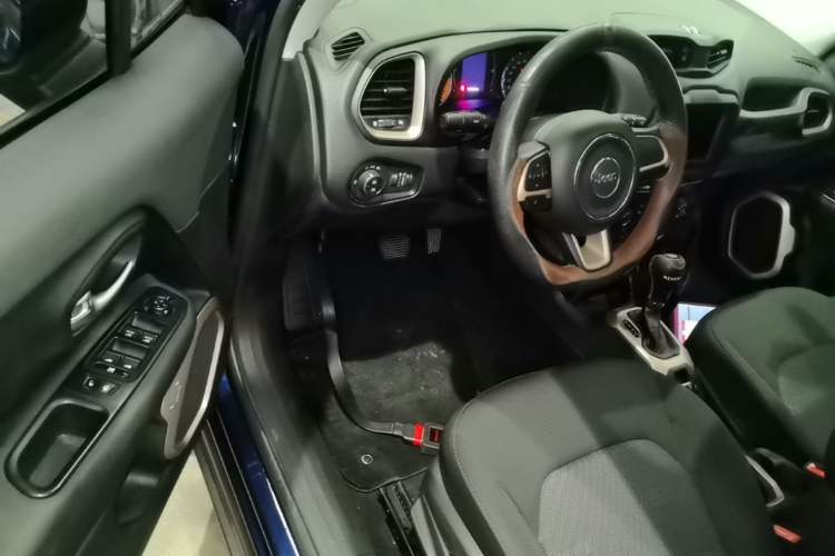 Used Jeep Renegade 2018 Connected Large Screen Version 180T Automatic High-Energy Edition Driver Seat