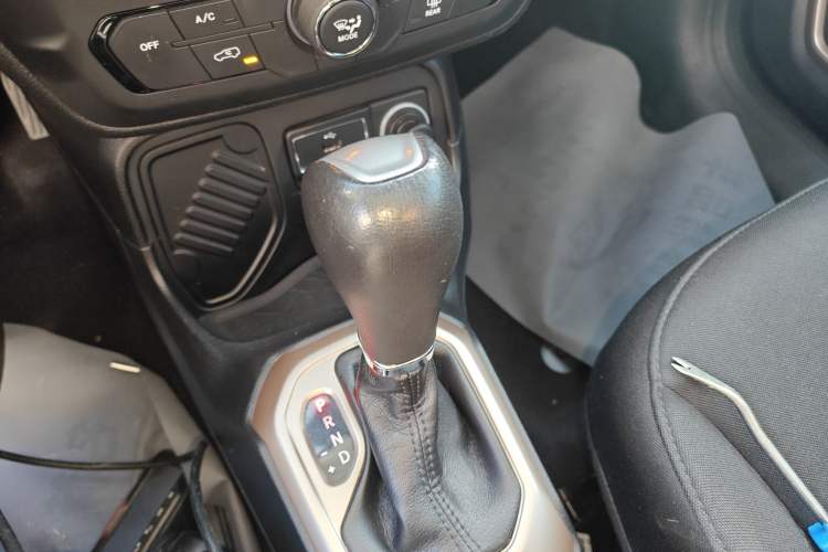 Used Jeep Renegade 2018 Connected Large Screen Version 180T Automatic High-Energy Edition Gear Lever