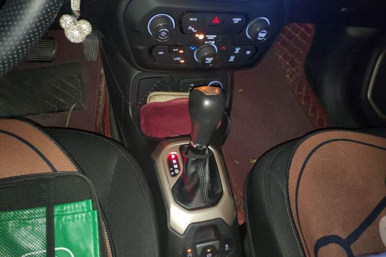 Used Jeep Renegade 2018 Connected Large Screen Version 180T Automatic High-Energy Edition Gear Lever