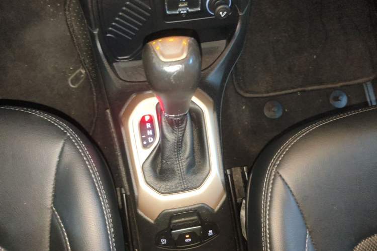 Used Jeep Renegade 2018 Connected Large Screen Version 180T Automatic High-Energy Edition Gear Lever
