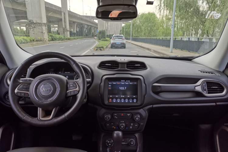 Used Jeep Renegade 2018 Connected Large Screen Version 180TS Automatic Four-Wheel Drive All-Terrain Version Interior 1