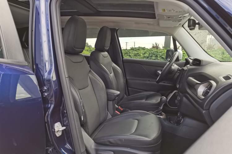 Used Jeep Renegade 2018 Connected Large Screen Version 180TS Automatic Four-Wheel Drive All-Terrain Version Interior 10