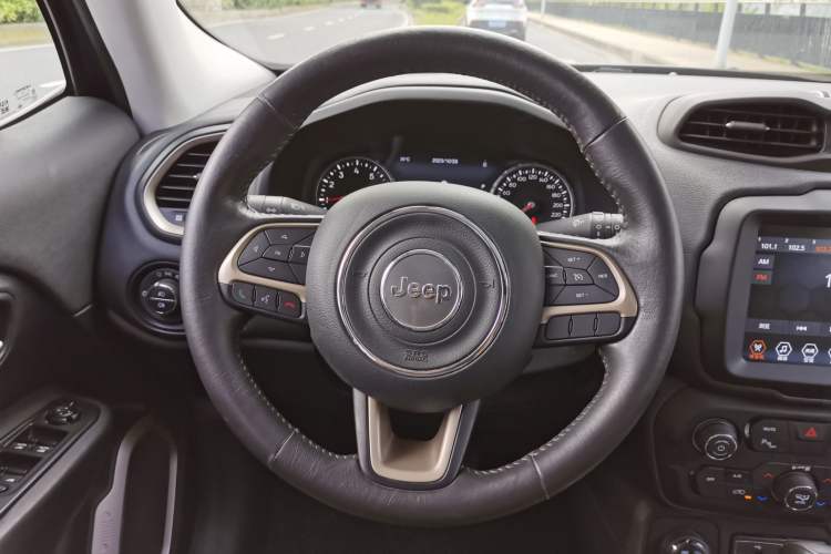 Used Jeep Renegade 2018 Connected Large Screen Version 180TS Automatic Four-Wheel Drive All-Terrain Version Interior 2