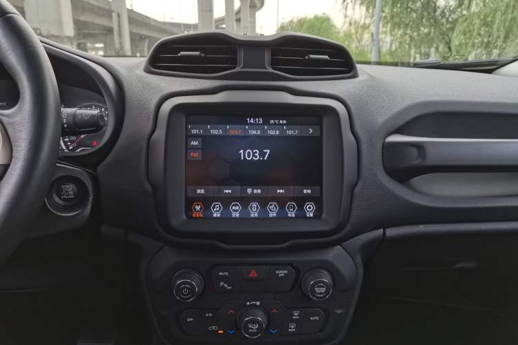 Used Jeep Renegade 2018 Connected Large Screen Version 180TS Automatic Four-Wheel Drive All-Terrain Version Interior 3