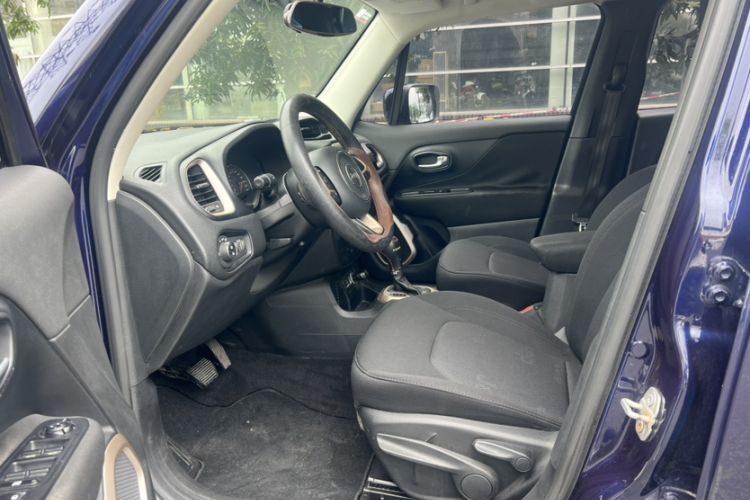 Used Jeep Renegade 2018 Connected Large Screen Version 180T Automatic High-Energy Edition Interior 3