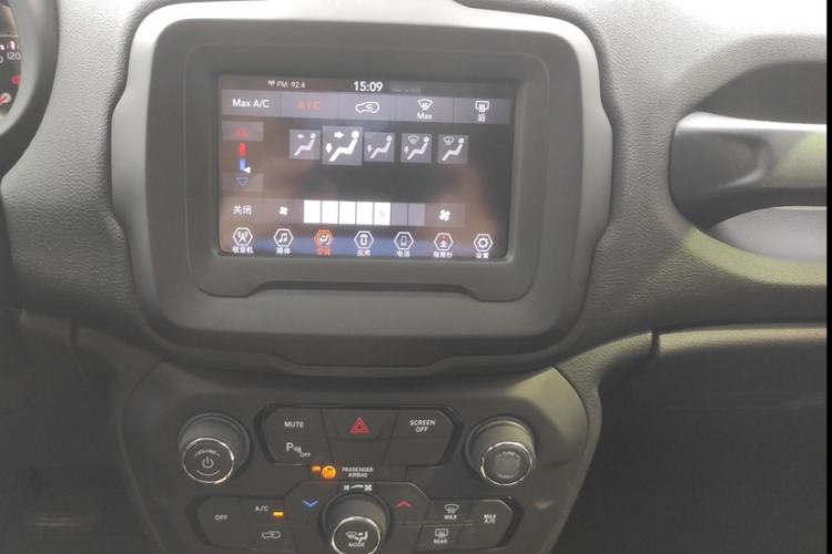 Used Jeep Renegade 2018 Connected Large Screen Version 180T Automatic High-Energy Edition Interior 3