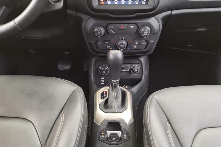 Used Jeep Renegade 2018 Connected Large Screen Version 180TS Automatic Four-Wheel Drive All-Terrain Version Interior 4