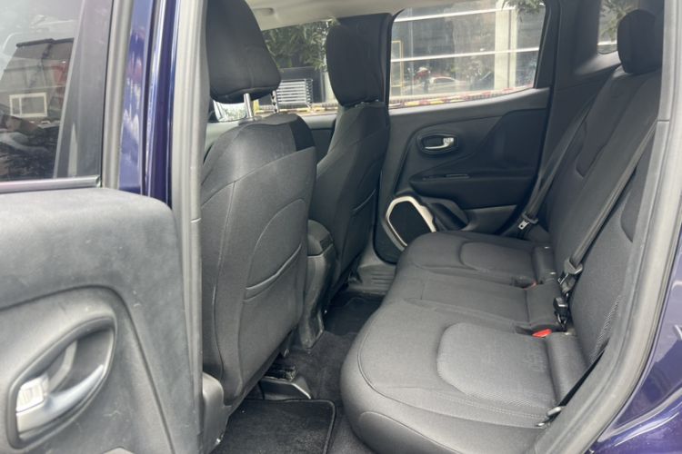 Used Jeep Renegade 2018 Connected Large Screen Version 180T Automatic High-Energy Edition Interior 4