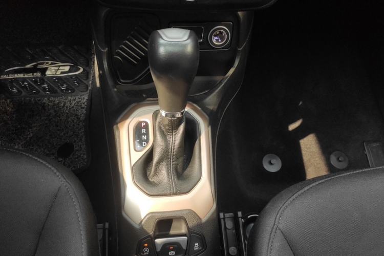 Used Jeep Renegade 2018 Connected Large Screen Version 180T Automatic High-Energy Edition Interior 4