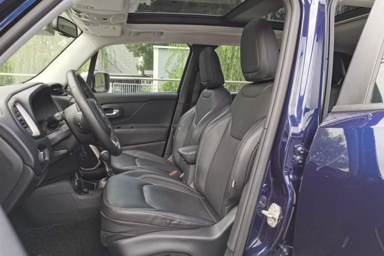 Used Jeep Renegade 2018 Connected Large Screen Version 180TS Automatic Four-Wheel Drive All-Terrain Version Interior 5
