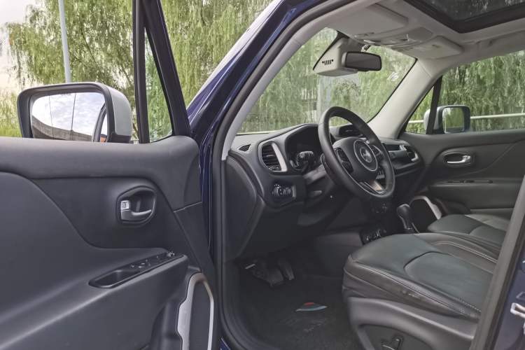 Used Jeep Renegade 2018 Connected Large Screen Version 180TS Automatic Four-Wheel Drive All-Terrain Version Interior 6
