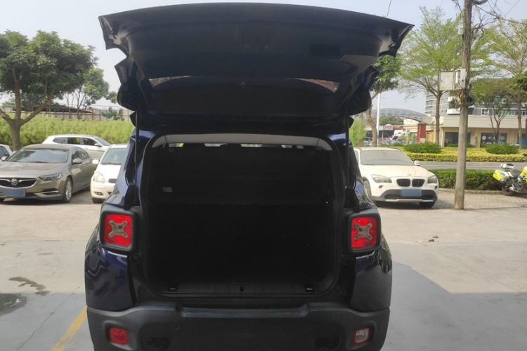Used Jeep Renegade 2018 Connected Large Screen Version 180T Automatic High-Energy Edition Interior 7
