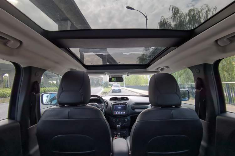 Used Jeep Renegade 2018 Connected Large Screen Version 180TS Automatic Four-Wheel Drive All-Terrain Version Interior 8