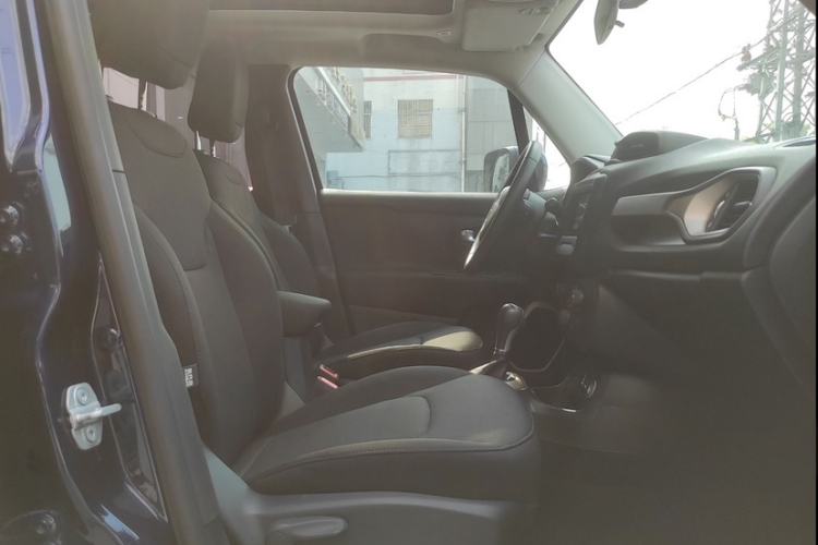 Used Jeep Renegade 2018 Connected Large Screen Version 180T Automatic High-Energy Edition Interior 8