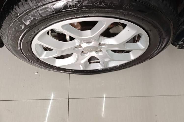 Used Jeep Renegade 2018 Connected Large Screen Version 180T Automatic High-Energy Edition Left Front Wheel Hub