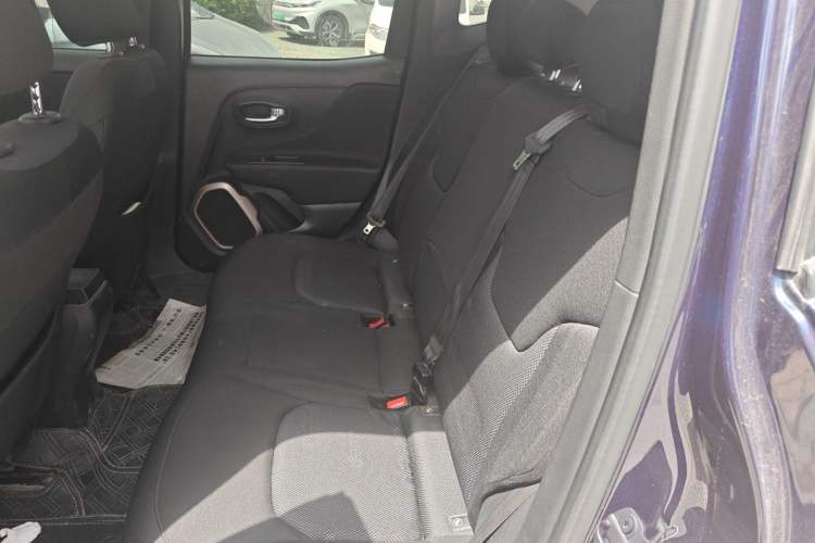 Used Jeep Renegade 2018 Connected Large Screen Version 180T Automatic High-Energy Edition Left Rear Seat