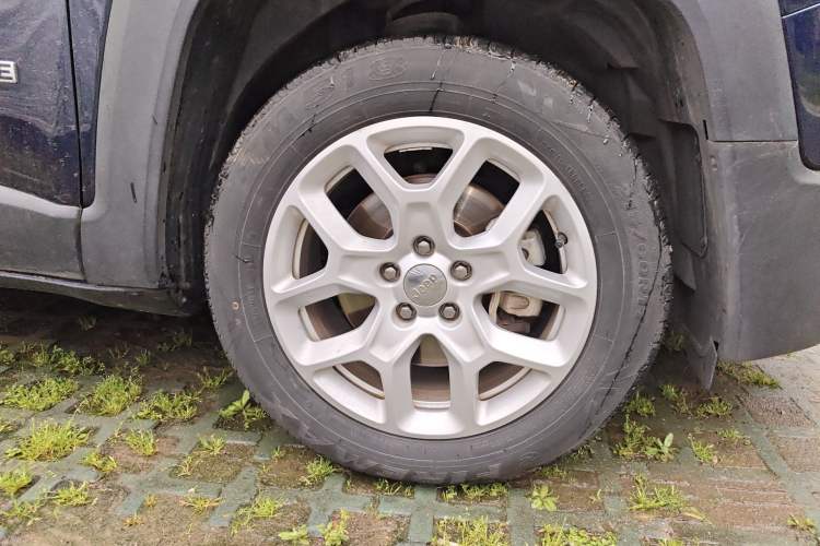 Used Jeep Renegade 2018 Connected Large Screen Version 180T Automatic High-Energy Edition Right Front Wheel Hub