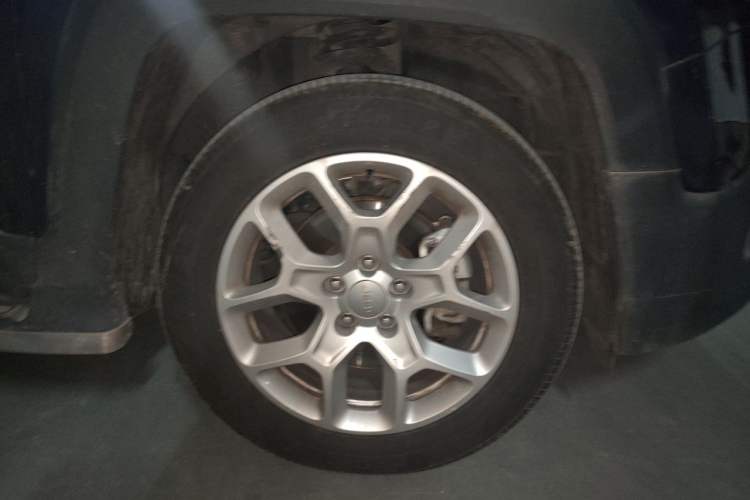 Used Jeep Renegade 2018 Connected Large Screen Version 180T Automatic High-Energy Edition Right Front Wheel Hub