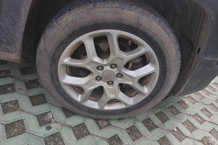 Used Jeep Renegade 2018 Connected Large Screen Version 180T Automatic High-Energy Edition Right Front Wheel Hub