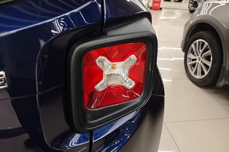 Used Jeep Renegade 2018 Connected Large Screen Version 180T Automatic High-Energy Edition Right Rear Taillight