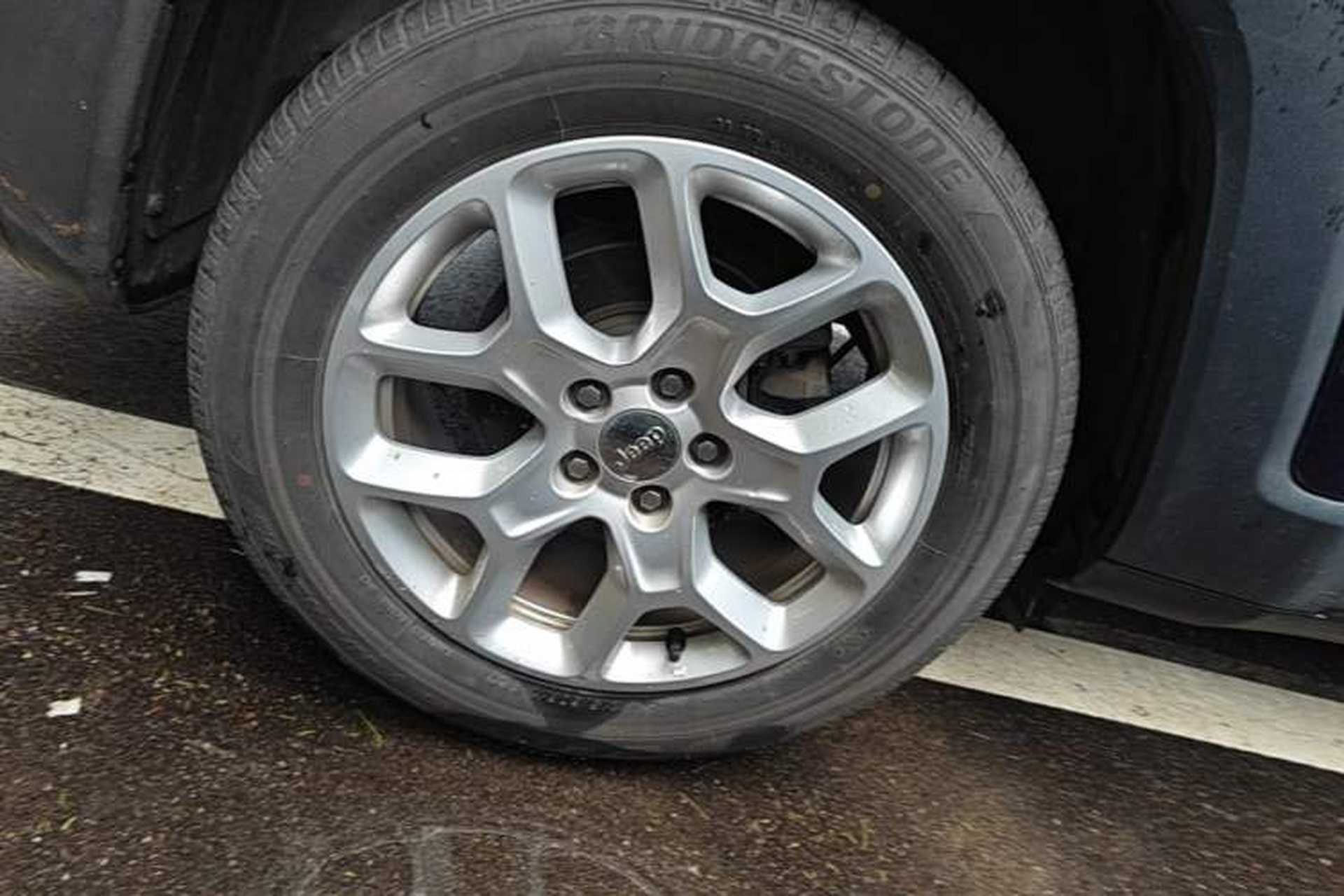 Used Jeep Renegade 2018 Connected Large Screen Version 180T Automatic High-Energy Edition Right Rear Wheel Hub