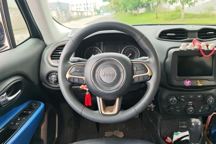 Used Jeep Renegade 2018 Connected Large Screen Version 180T Automatic High-Energy Edition Steering Wheel