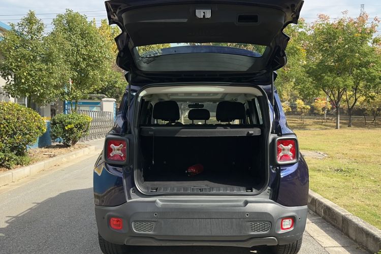 Used Jeep Renegade 2018 Connected Large Screen Version 180T Automatic High-Energy Edition Trunk