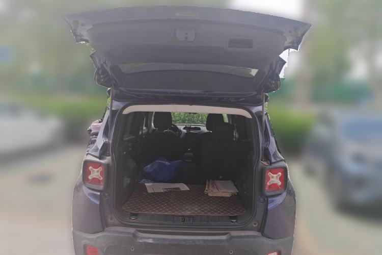 Used Jeep Renegade 2018 Connected Large Screen Version 180T Automatic High-Energy Edition Trunk