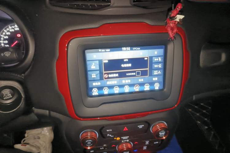 Used Jeep Renegade 2018 Connected Large Screen Version 180T Automatic Jingneng Version Audio And AC Panel