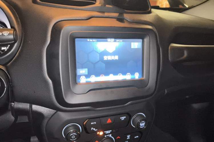 Used Jeep Renegade 2018 Connected Large Screen Version 180T Automatic Jingneng Version Audio And AC Panel
