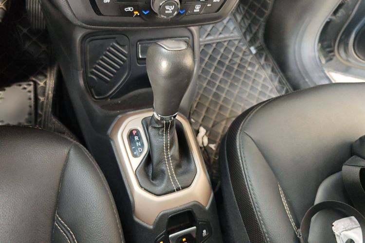 Used Jeep Renegade 2018 Connected Large Screen Version 180T Automatic Smart Version Gear Lever