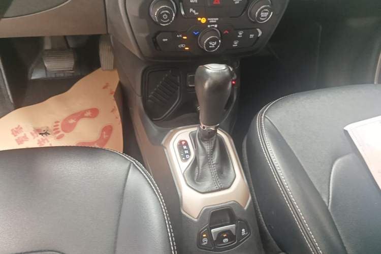Used Jeep Renegade 2018 Connected Large Screen Version 180T Automatic High-Energy Edition Gear Lever