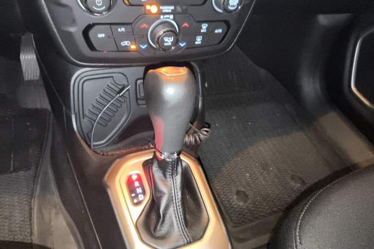 Used Jeep Renegade 2018 Connected Large Screen Version 180T Automatic Jingneng Version Gear Lever