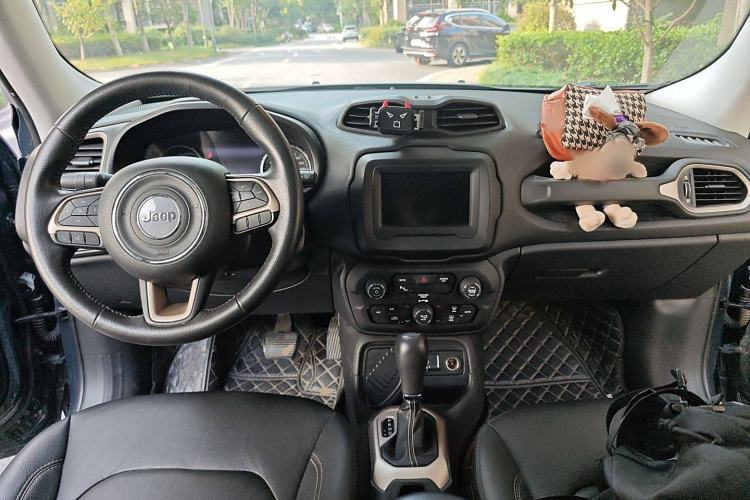 Used Jeep Renegade 2018 Connected Large Screen Version 180T Automatic Smart Version Interior 2
