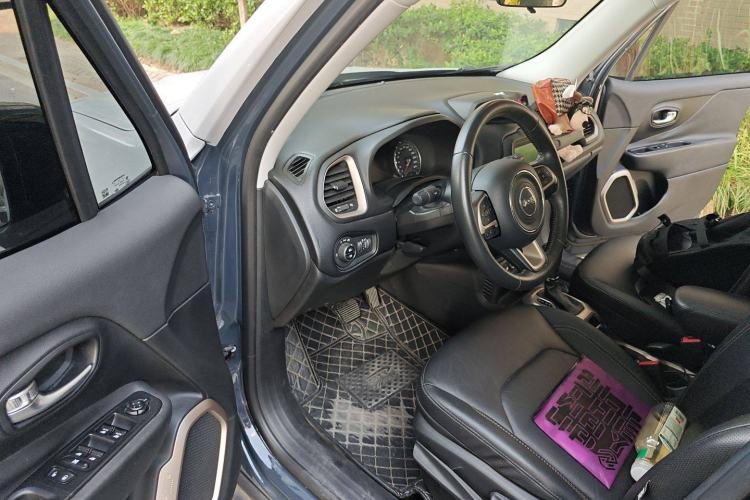 Used Jeep Renegade 2018 Connected Large Screen Version 180T Automatic Smart Version Interior 3