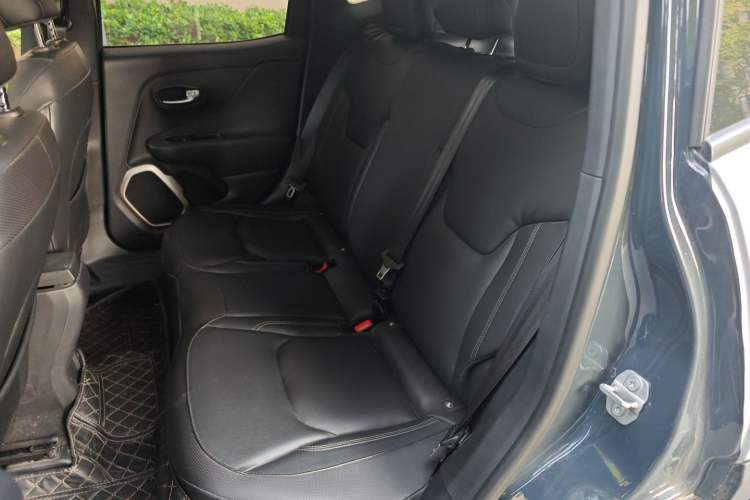 Used Jeep Renegade 2018 Connected Large Screen Version 180T Automatic Smart Version Interior 4
