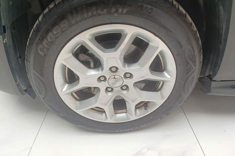Used Jeep Renegade 2018 Connected Large Screen Version 180T Automatic High-Energy Edition Left Front Wheel Hub
