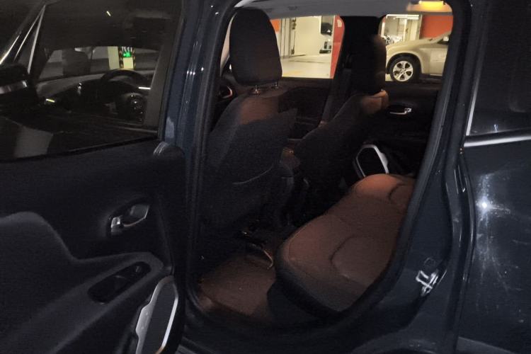 Used Jeep Renegade 2018 Connected Large Screen Version 180T Automatic Jingneng Version Left Rear Seat