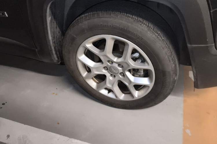Used Jeep Renegade 2018 Connected Large Screen Version 180T Automatic Jingneng Version Right Front Wheel Hub