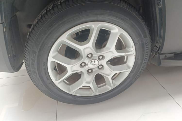 Used Jeep Renegade 2018 Connected Large Screen Version 180T Automatic High-Energy Edition Right Rear Wheel Hub