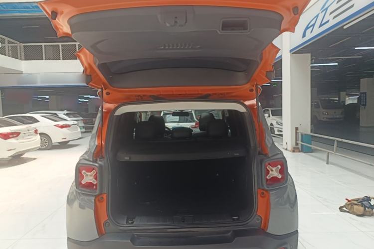 Used Jeep Renegade 2018 Connected Large Screen Version 180T Automatic High-Energy Edition Trunk