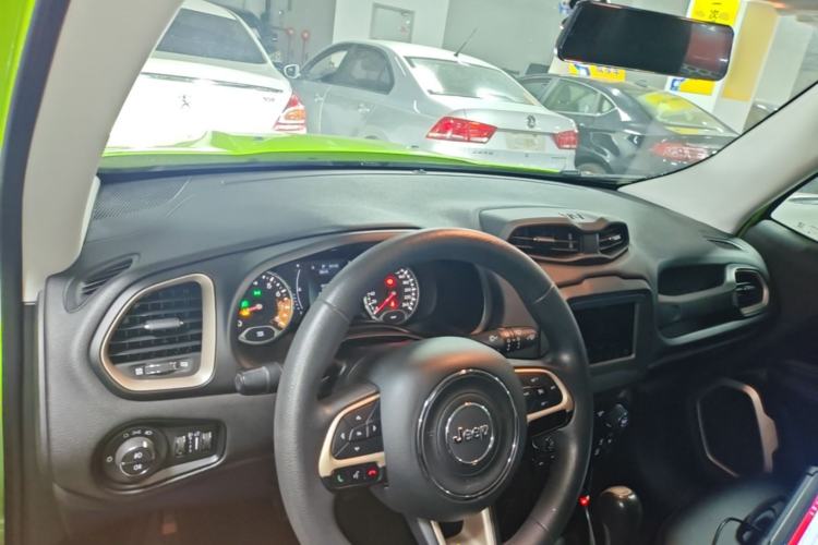 Used Jeep Renegade 2018 Connected Large Screen Version 180T Automatic High-Energy Edition Center Console