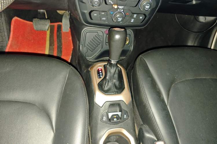 Used Jeep Renegade 2018 Connected Large Screen Version 180T Automatic High-Energy Edition Gear Lever